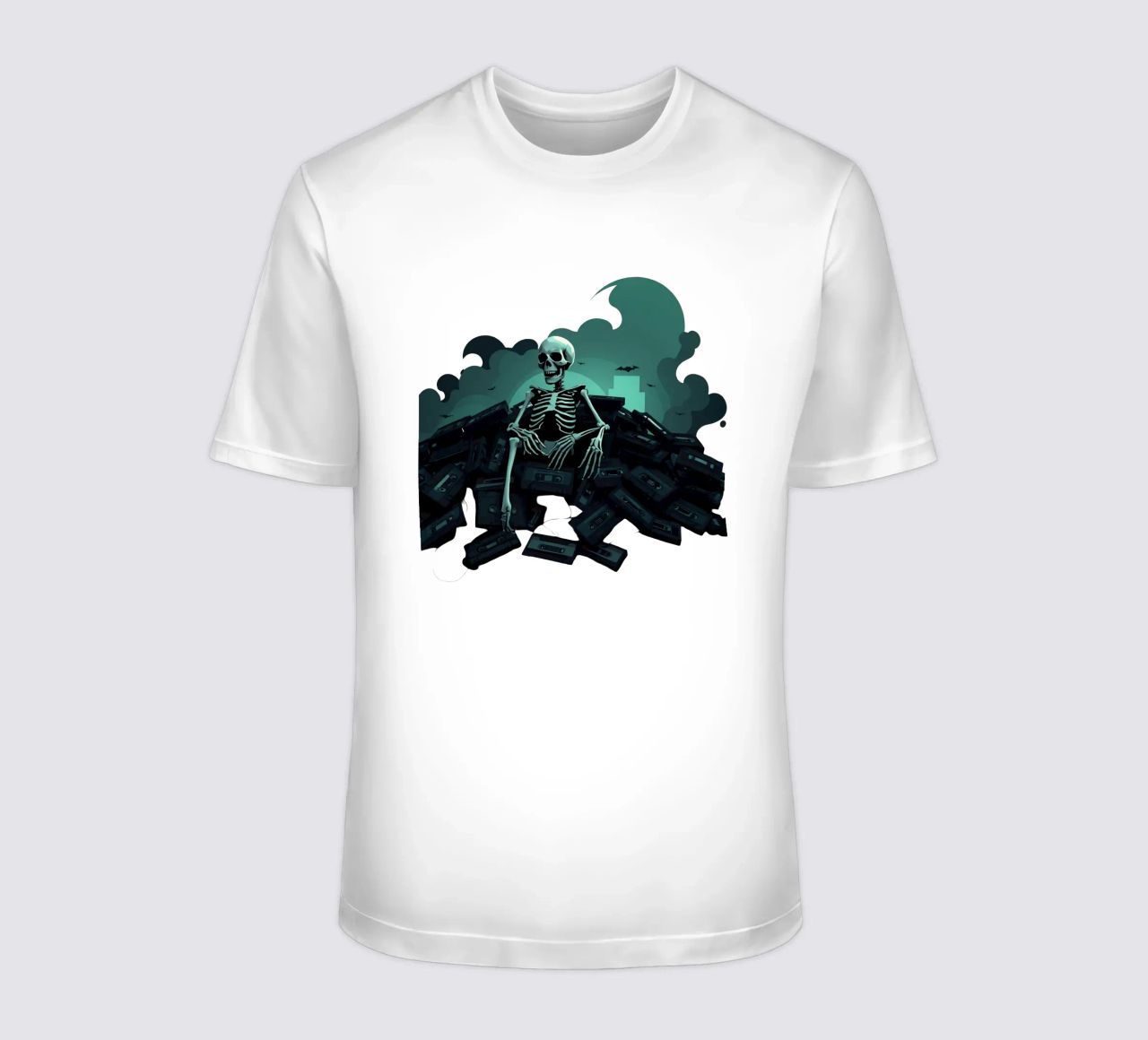 Uno scheletro siede tra vecchie cassette in un'atmosfera spettrale t-shirt da DesignDoodle
