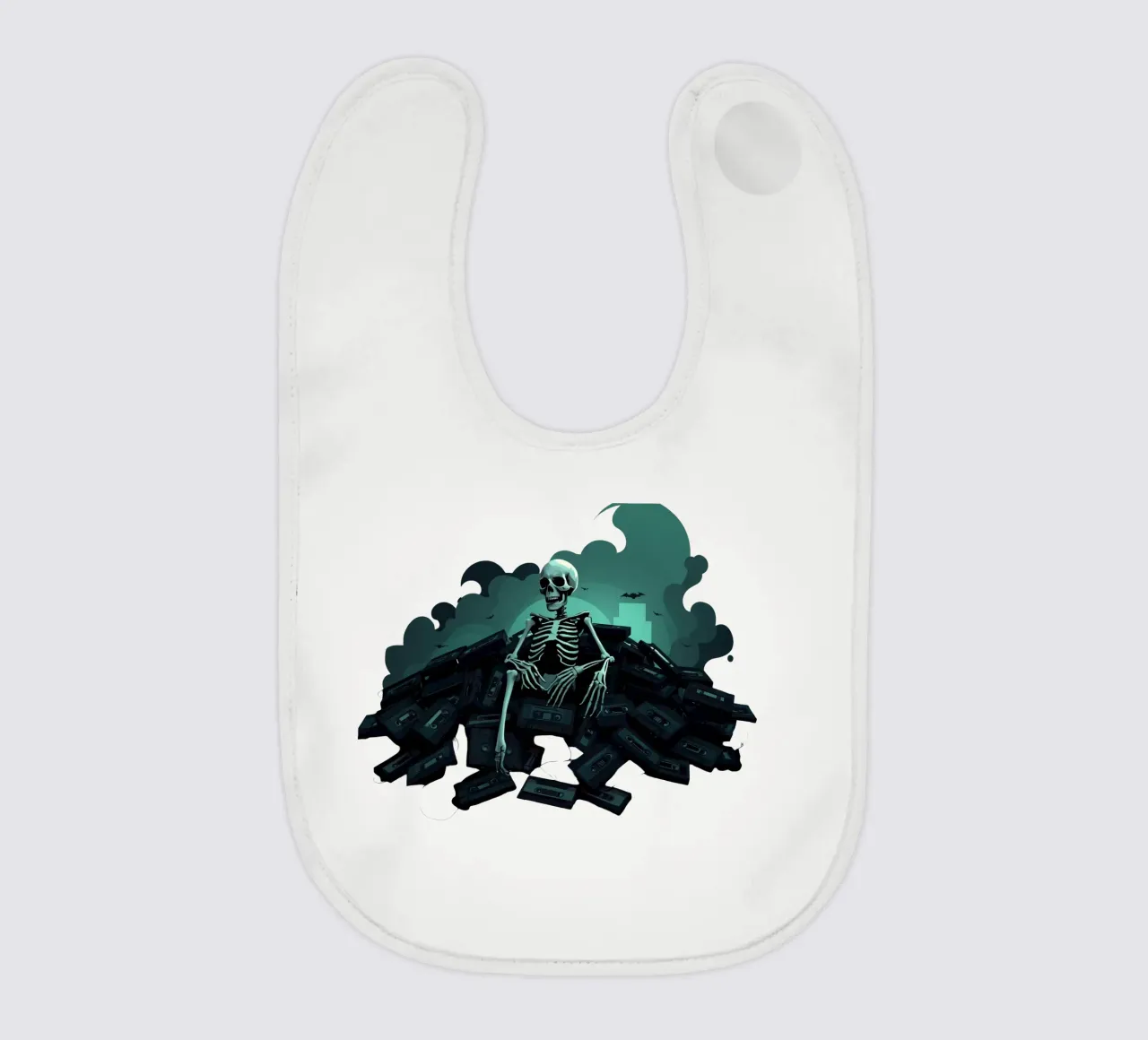 Uno scheletro siede tra vecchie cassette in un'atmosfera spettrale bavaglino da DesignDoodle