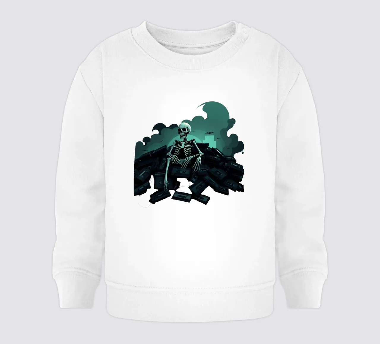 Un esqueleto entre viejas cintas de casete en un ambiente espeluznante sudadera de bebé de DesignDoodle