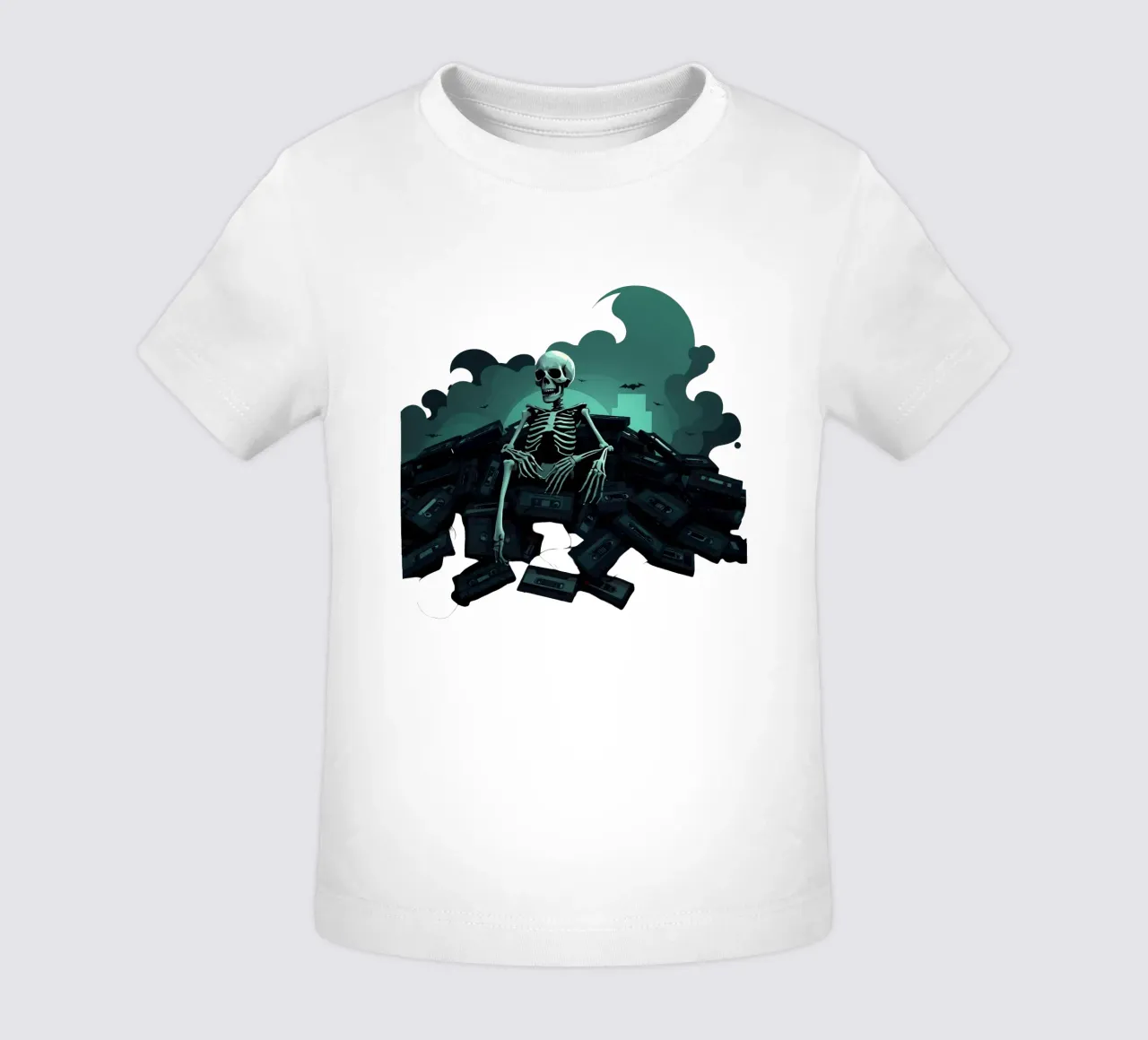 Ein Skelett sitzt in gespenstischer Atmosphäre zwischen alten Kassettenbändern Baby T-Shirt von DesignDoodle