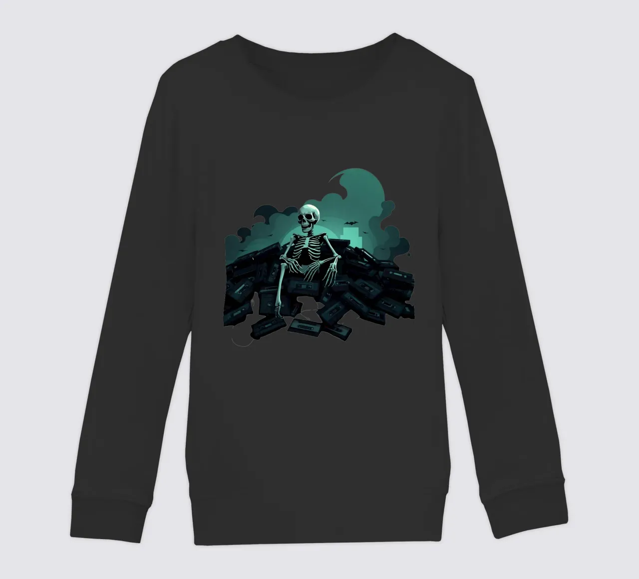 Uno scheletro siede tra vecchie cassette in un'atmosfera spettrale felpa bambino da DesignDoodle