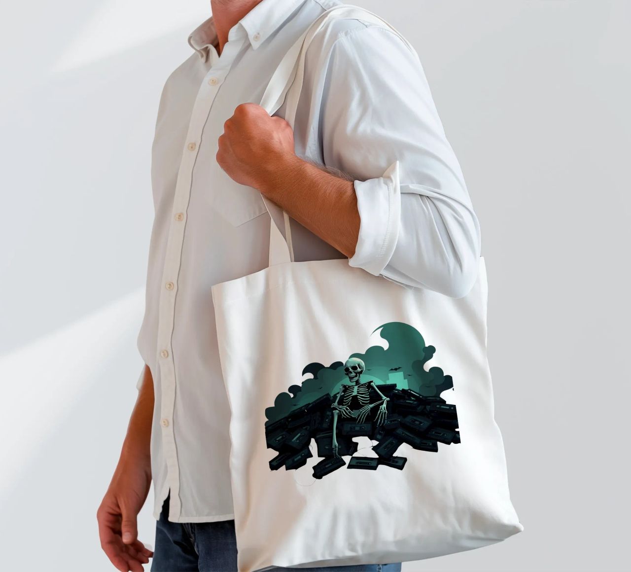 Uno scheletro siede tra vecchie cassette in un'atmosfera spettrale borsa in juta da DesignDoodle