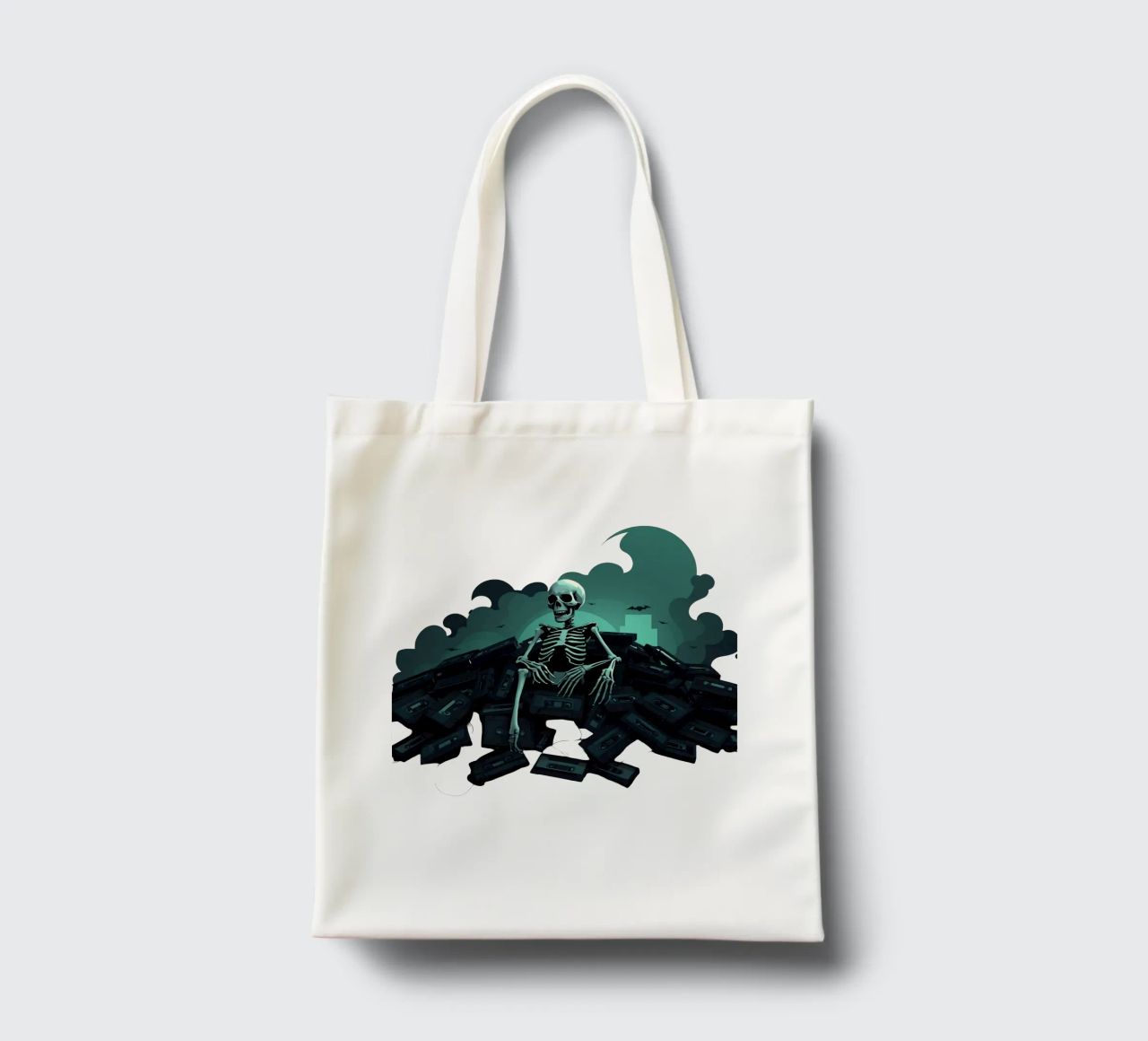 Uno scheletro siede tra vecchie cassette in un'atmosfera spettrale borsa in juta da DesignDoodle