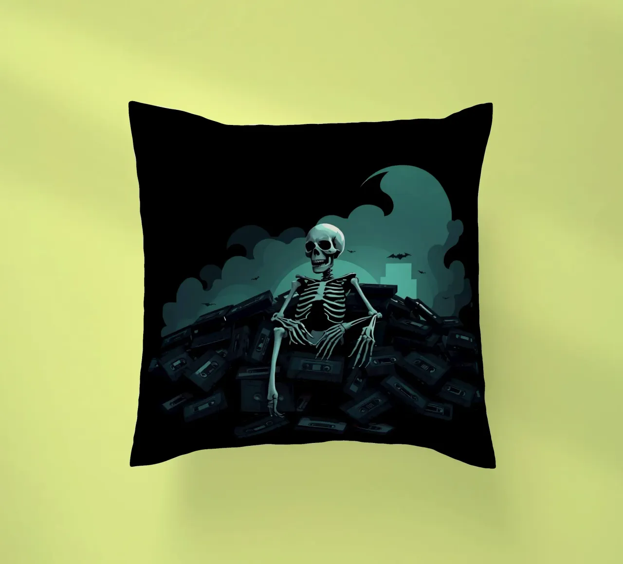 Uno scheletro siede tra vecchie cassette in un'atmosfera spettrale cuscino da DesignDoodle