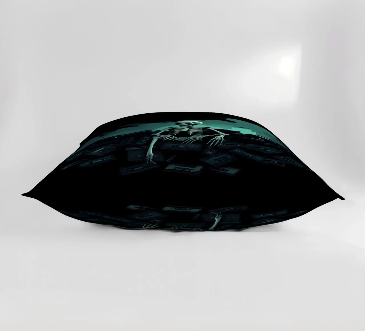 Uno scheletro siede tra vecchie cassette in un'atmosfera spettrale cuscino da DesignDoodle