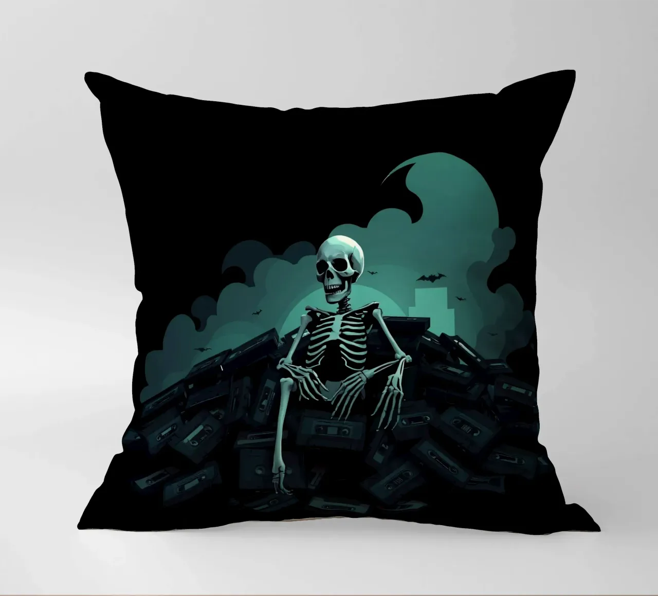 Uno scheletro siede tra vecchie cassette in un'atmosfera spettrale cuscino da DesignDoodle