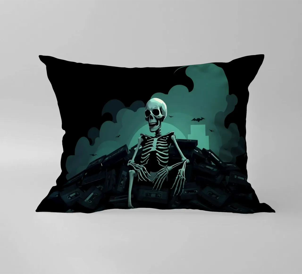 Uno scheletro siede tra vecchie cassette in un'atmosfera spettrale cuscino da DesignDoodle