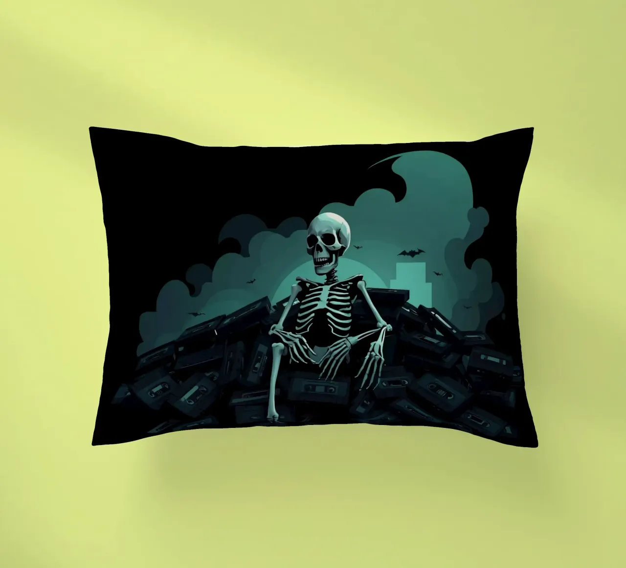 Uno scheletro siede tra vecchie cassette in un'atmosfera spettrale cuscino da DesignDoodle