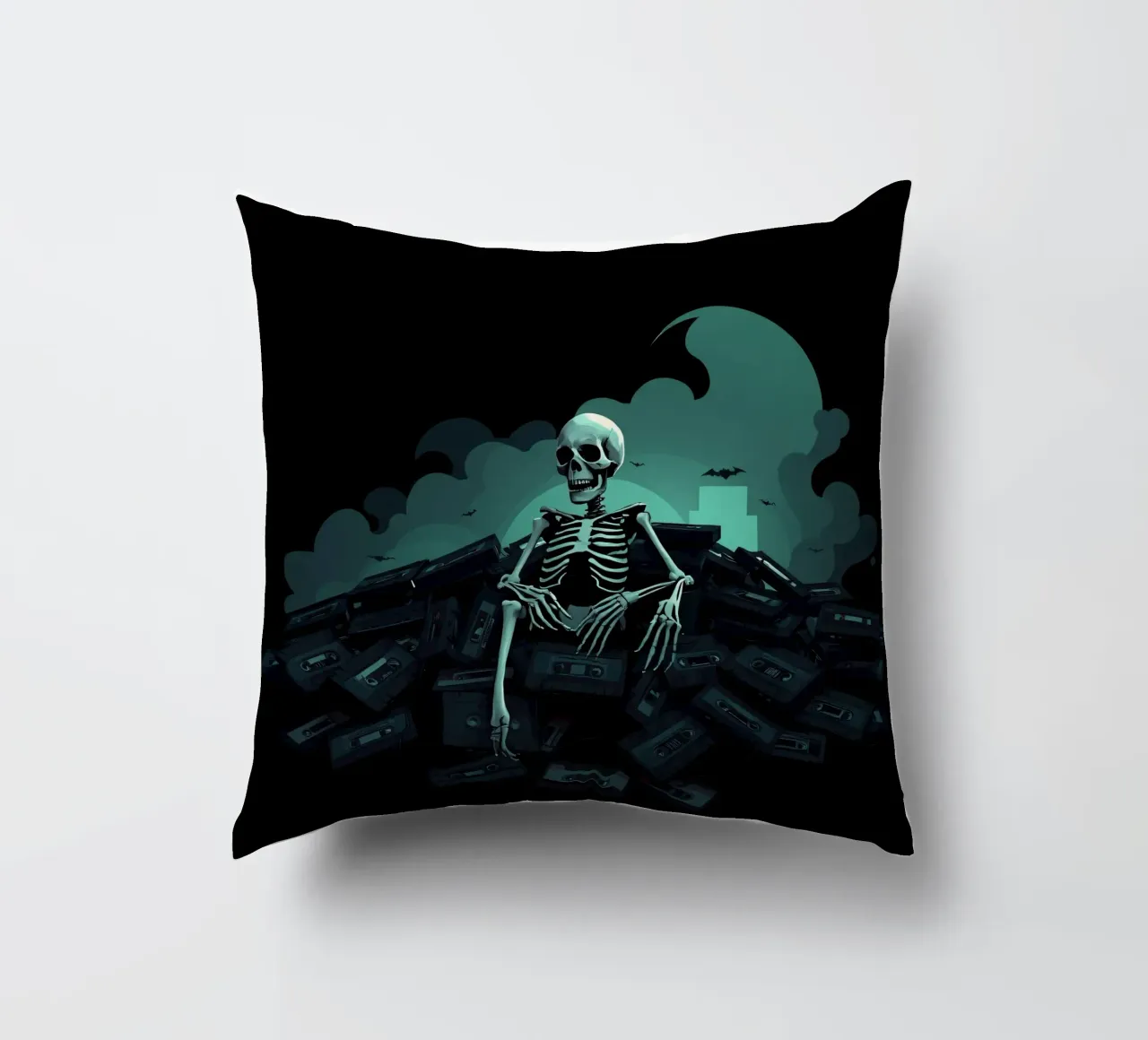 Uno scheletro siede tra vecchie cassette in un'atmosfera spettrale cuscino da DesignDoodle