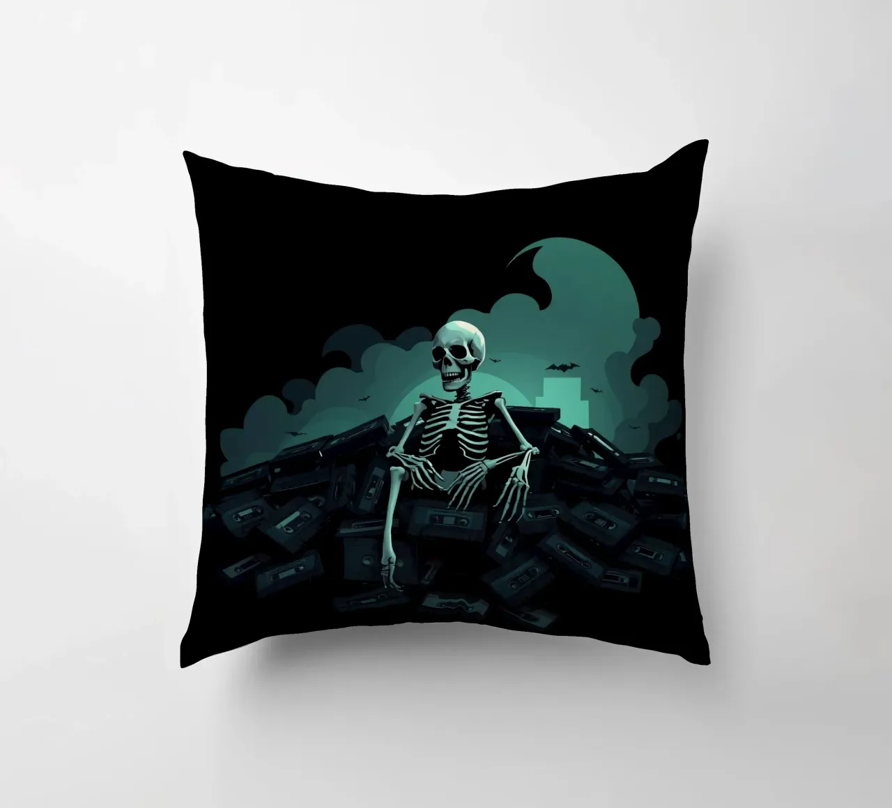 Uno scheletro siede tra vecchie cassette in un'atmosfera spettrale cuscino da DesignDoodle