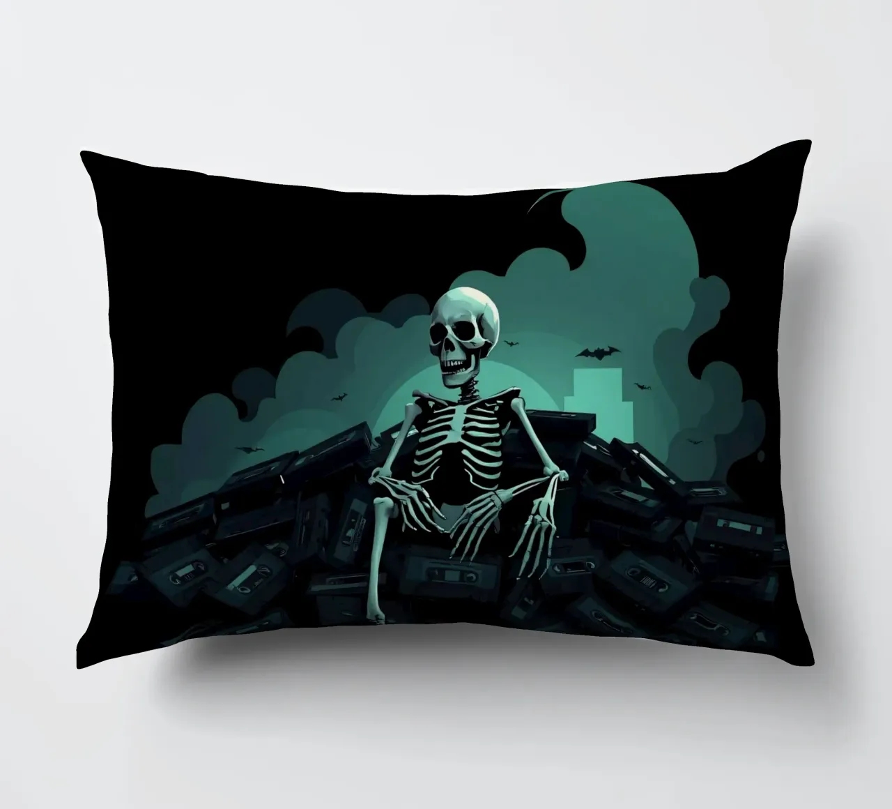 Ein Skelett sitzt in gespenstischer Atmosphäre zwischen alten Kassettenbändern Kissen von DesignDoodle
