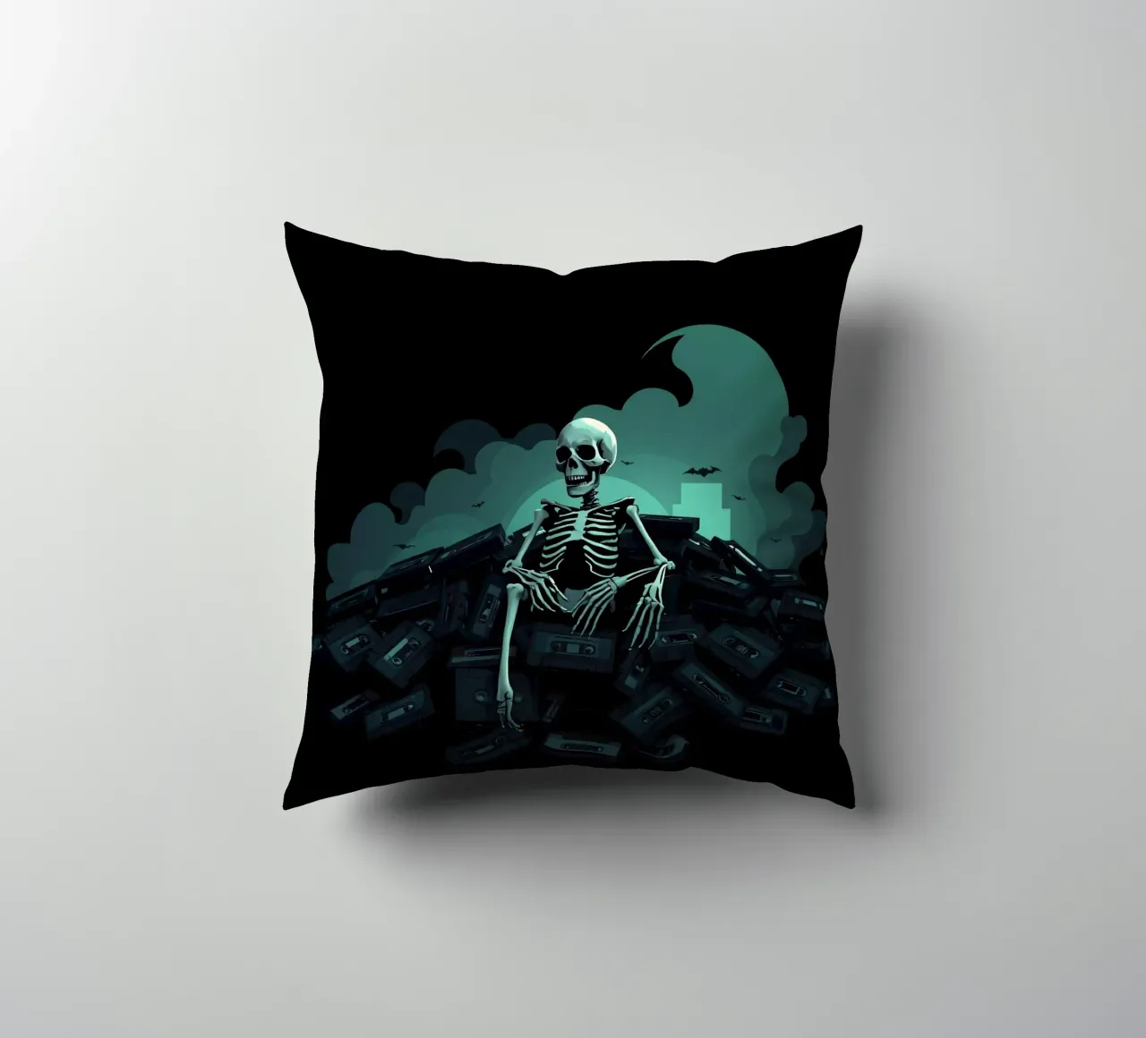 Uno scheletro siede tra vecchie cassette in un'atmosfera spettrale cuscino da DesignDoodle