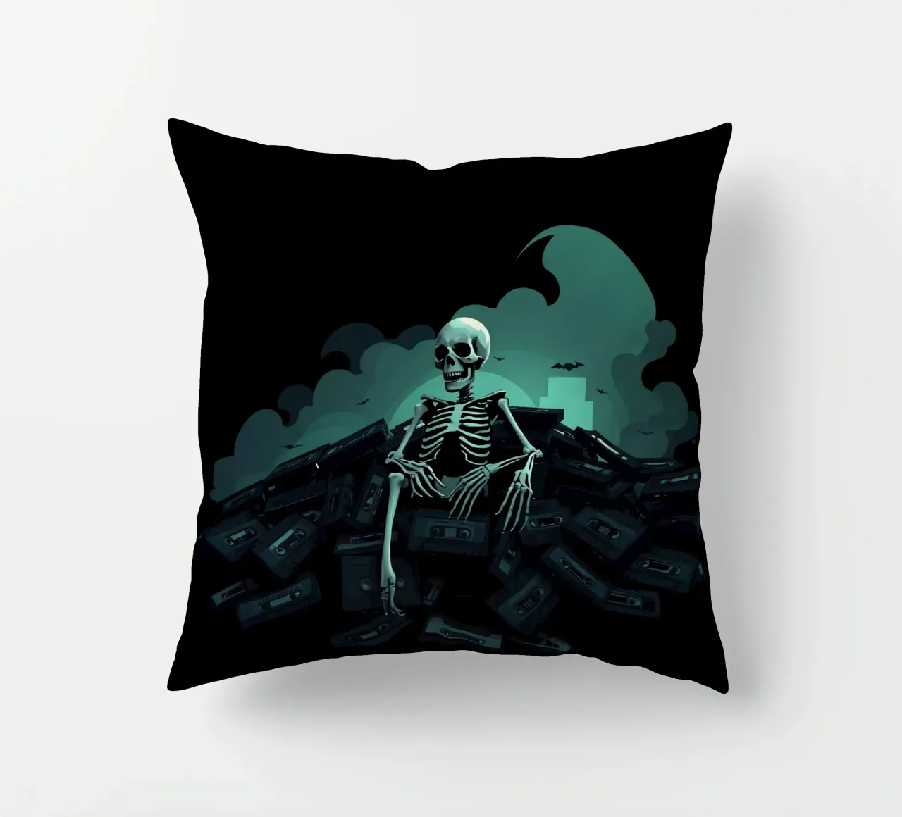 Ein Skelett sitzt in gespenstischer Atmosphäre zwischen alten Kassettenbändern Kissen von DesignDoodle