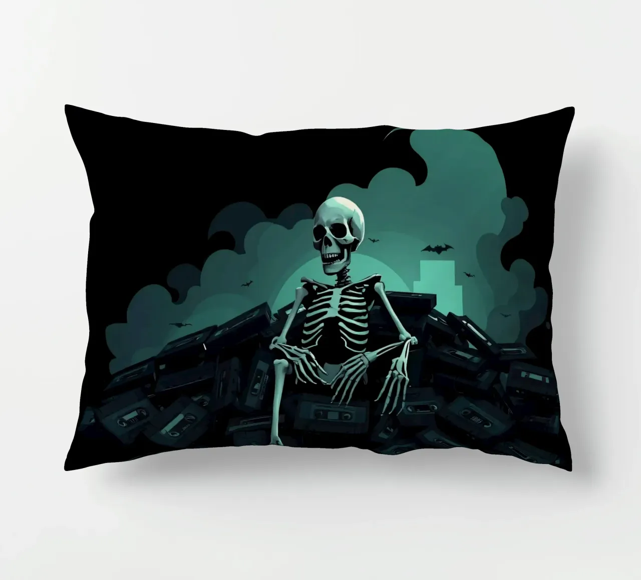 Uno scheletro siede tra vecchie cassette in un'atmosfera spettrale cuscino da DesignDoodle