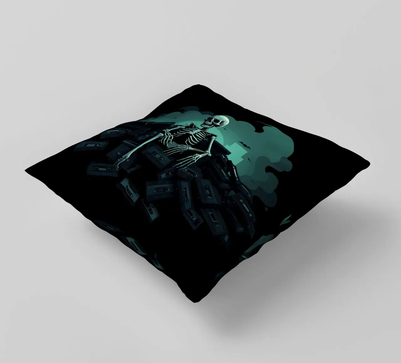 Uno scheletro siede tra vecchie cassette in un'atmosfera spettrale cuscino da DesignDoodle