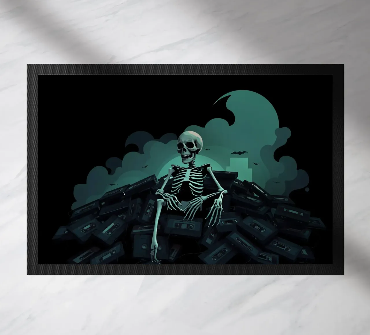 Uno scheletro siede tra vecchie cassette in un'atmosfera spettrale zerbino da DesignDoodle