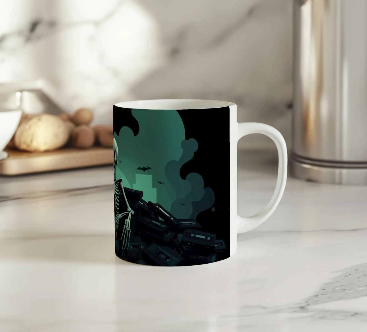 Uno scheletro siede tra vecchie cassette in un'atmosfera spettrale tazza in ceramica da DesignDoodle