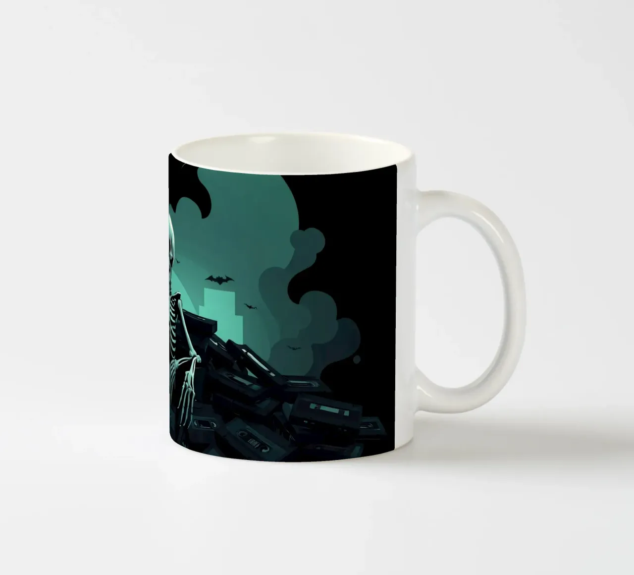 Ein Skelett sitzt in gespenstischer Atmosphäre zwischen alten Kassettenbändern Keramik Tasse von DesignDoodle