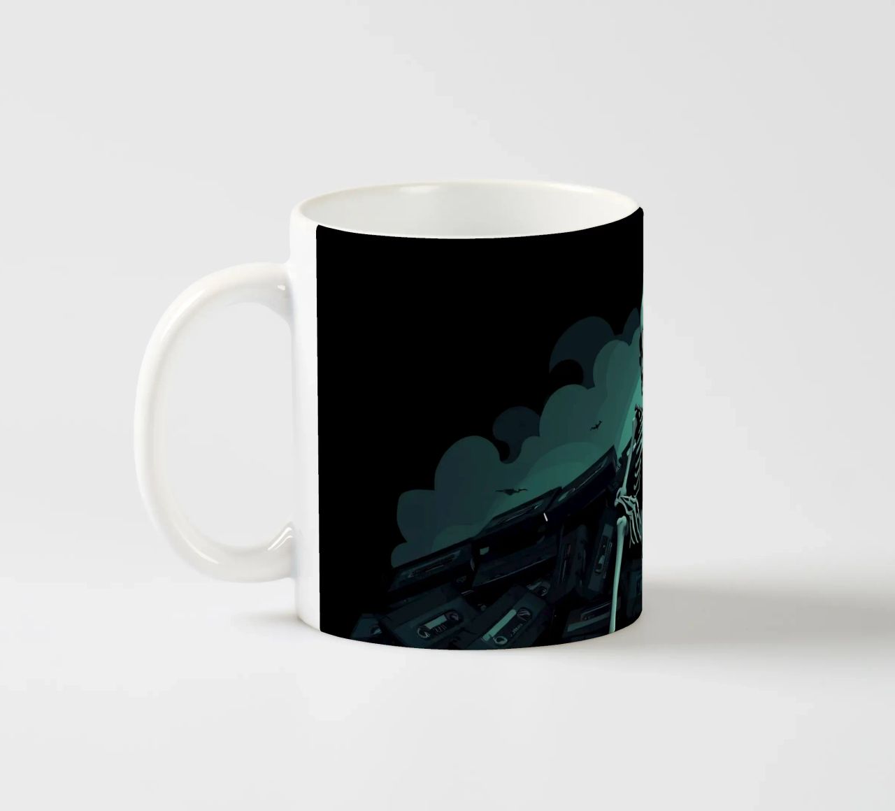 Uno scheletro siede tra vecchie cassette in un'atmosfera spettrale tazza in ceramica da DesignDoodle