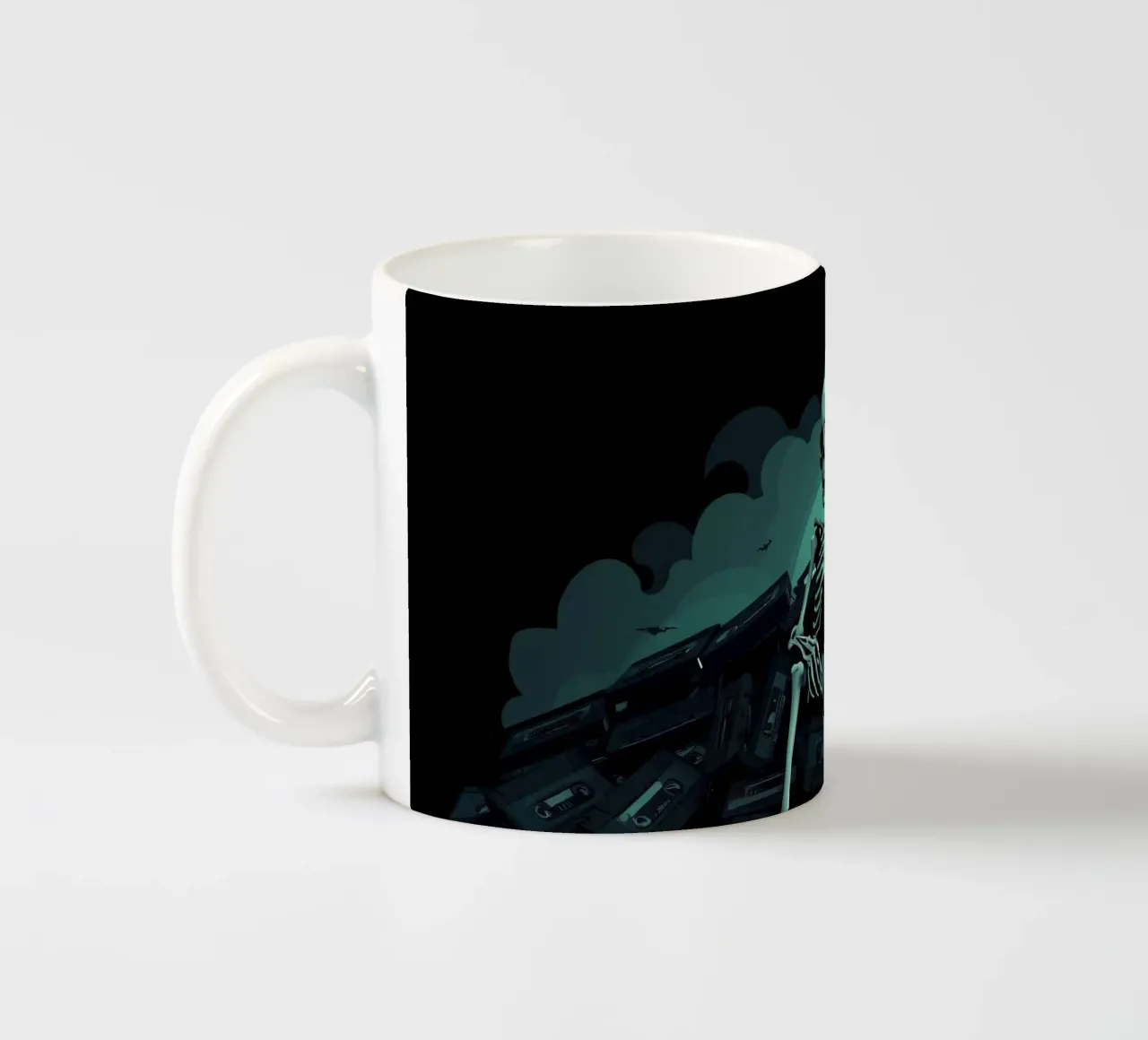 Un esqueleto entre viejas cintas de casete en un ambiente espeluznante taza de cerámica de DesignDoodle