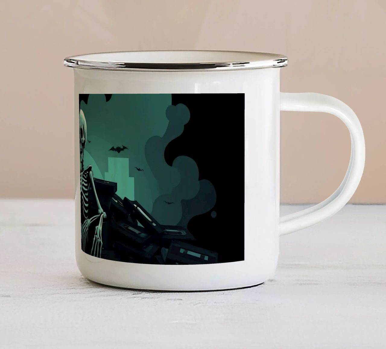 Uno scheletro siede tra vecchie cassette in un'atmosfera spettrale tazza in smalto da DesignDoodle
