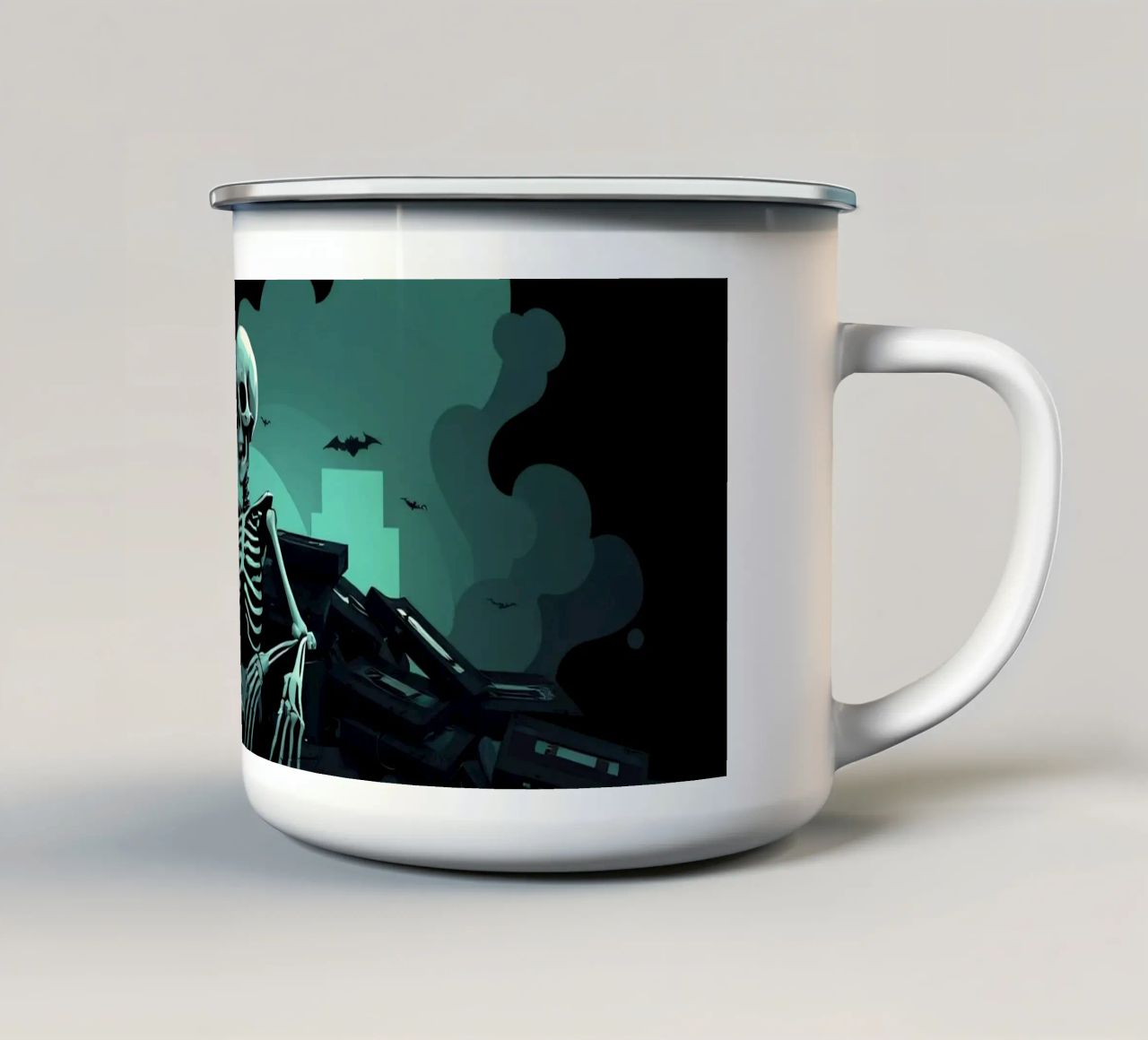 Uno scheletro siede tra vecchie cassette in un'atmosfera spettrale tazza in smalto da DesignDoodle