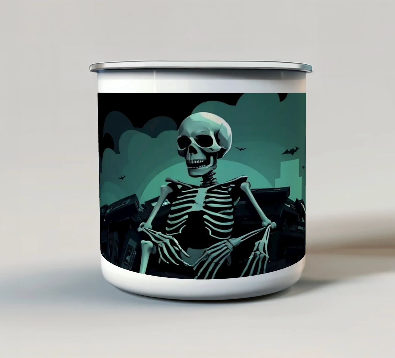 Uno scheletro siede tra vecchie cassette in un'atmosfera spettrale tazza in smalto da DesignDoodle
