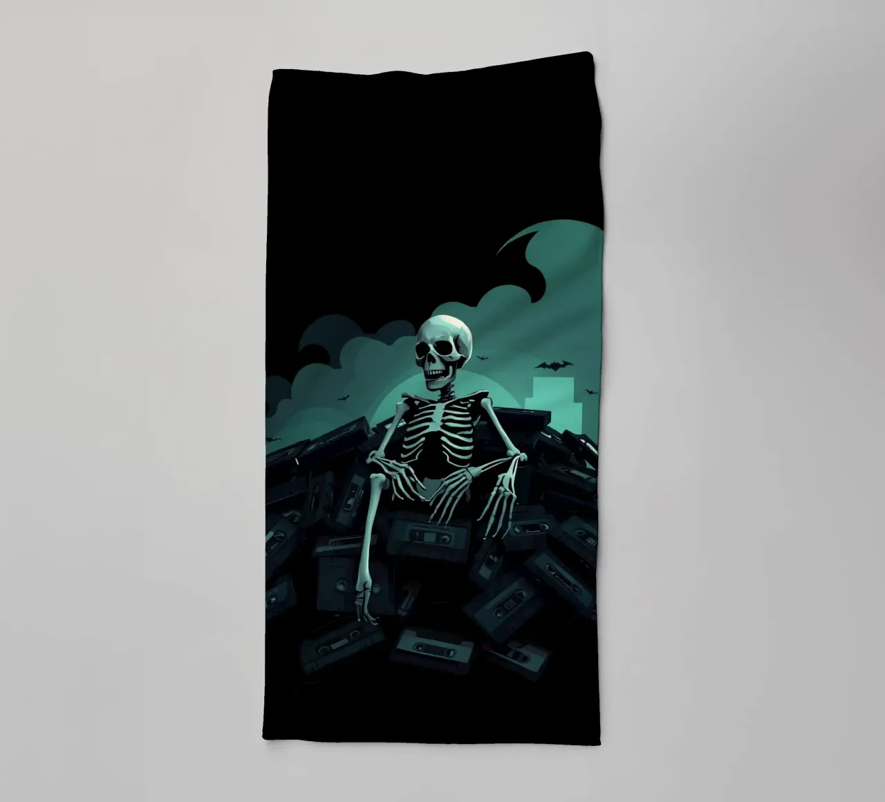 Uno scheletro siede tra vecchie cassette in un'atmosfera spettrale asciugamano da bagno da DesignDoodle