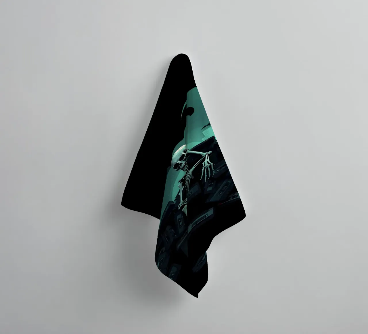 Uno scheletro siede tra vecchie cassette in un'atmosfera spettrale asciugamano da bagno da DesignDoodle