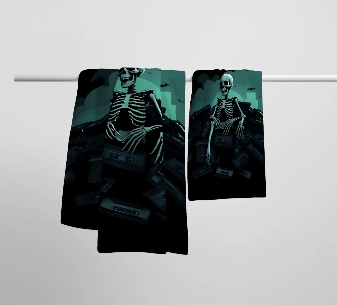 Uno scheletro siede tra vecchie cassette in un'atmosfera spettrale asciugamano da bagno da DesignDoodle