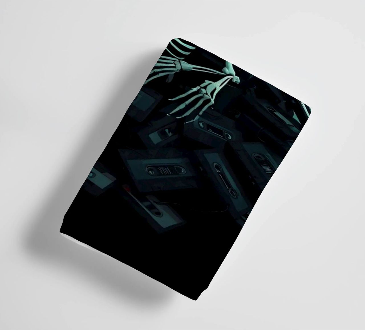 Uno scheletro siede tra vecchie cassette in un'atmosfera spettrale asciugamano da bagno da DesignDoodle