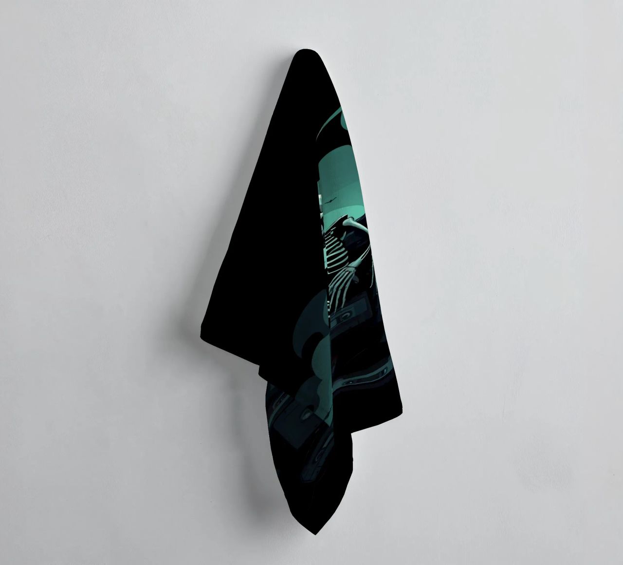 Uno scheletro siede tra vecchie cassette in un'atmosfera spettrale asciugamano da bagno da DesignDoodle