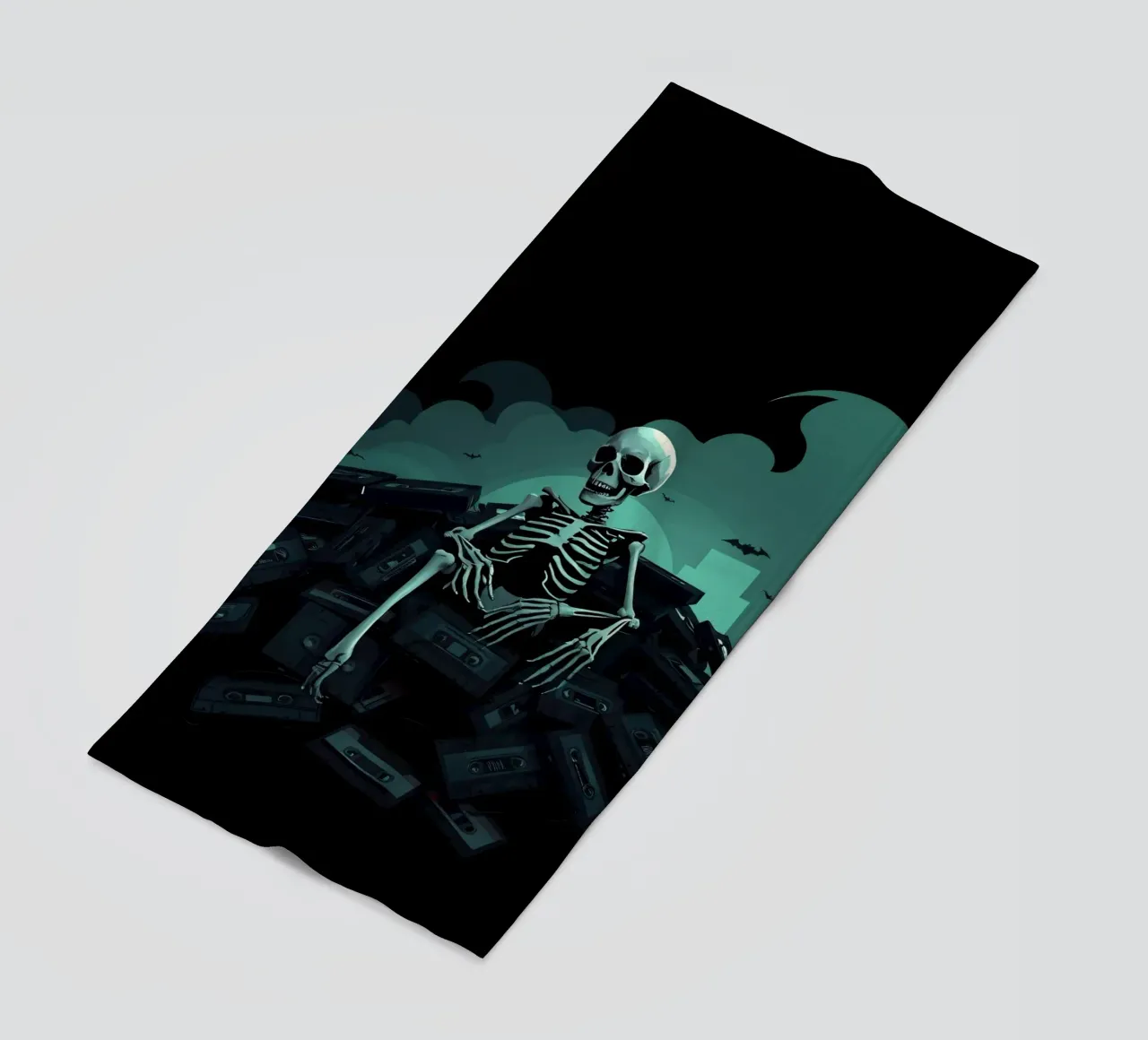 Uno scheletro siede tra vecchie cassette in un'atmosfera spettrale telo mare da DesignDoodle