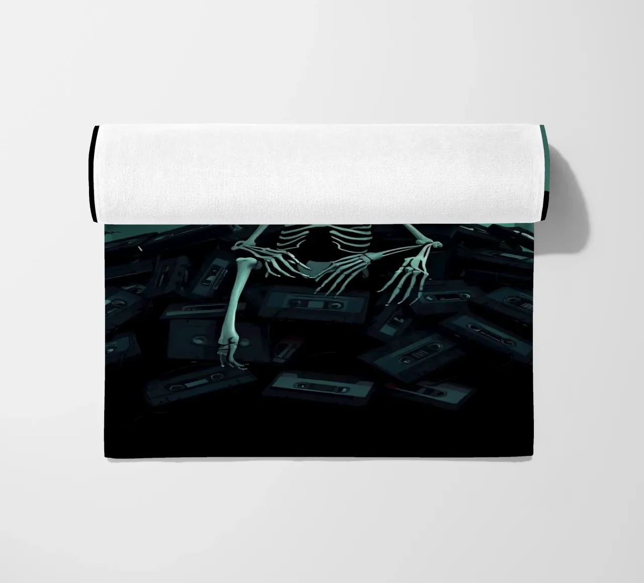 Uno scheletro siede tra vecchie cassette in un'atmosfera spettrale telo mare da DesignDoodle