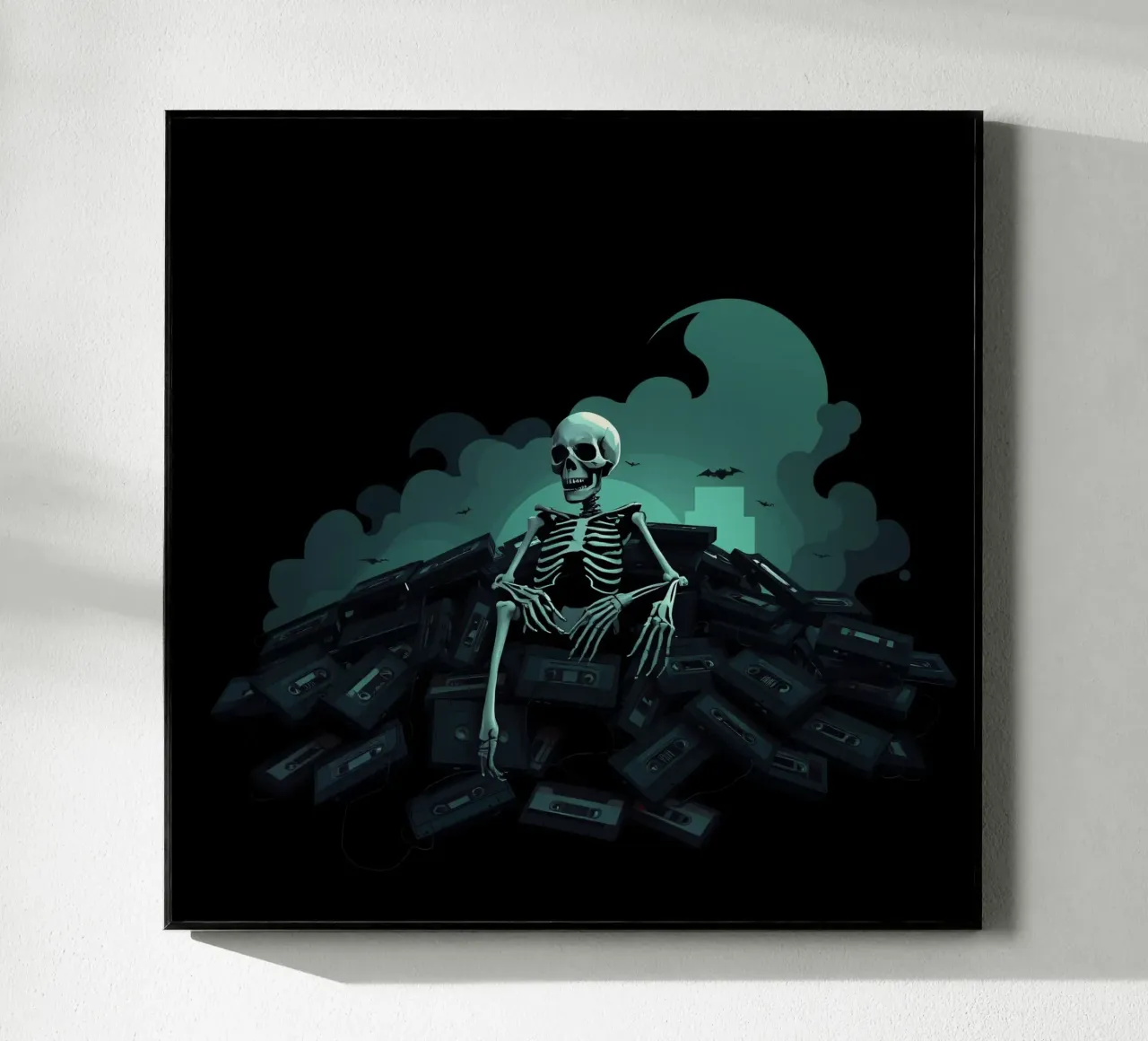 Uno scheletro siede tra vecchie cassette in un'atmosfera spettrale plexiglass da DesignDoodle