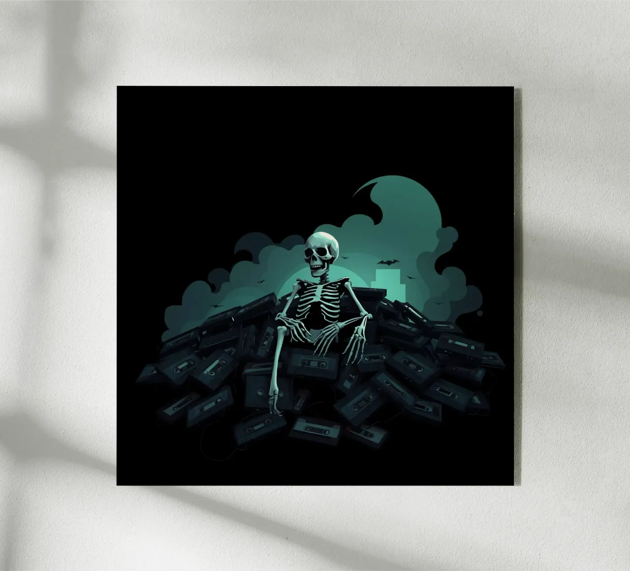 Uno scheletro siede tra vecchie cassette in un'atmosfera spettrale plexiglass da DesignDoodle
