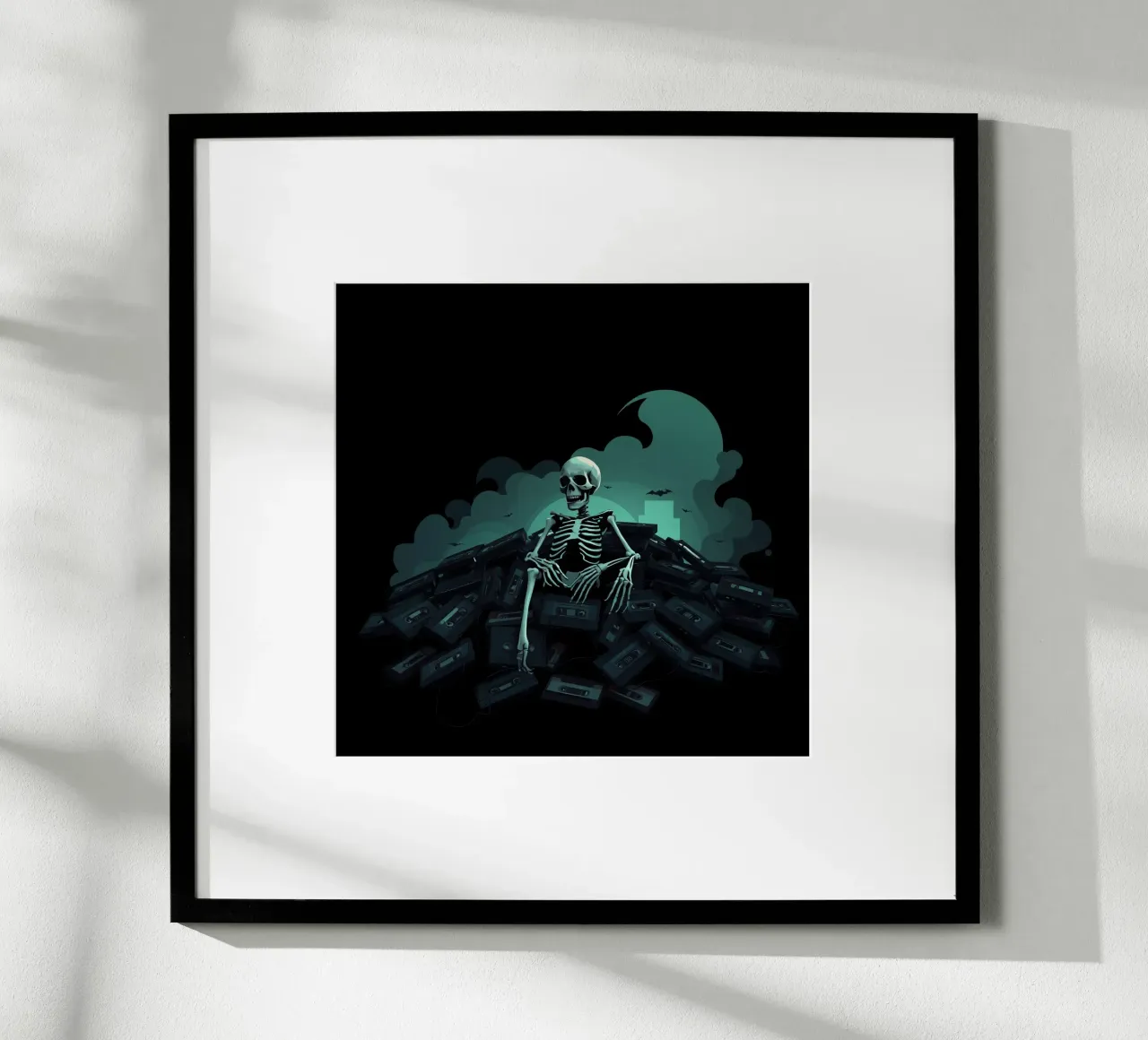 Uno scheletro siede tra vecchie cassette in un'atmosfera spettrale carta hahnemühle da DesignDoodle