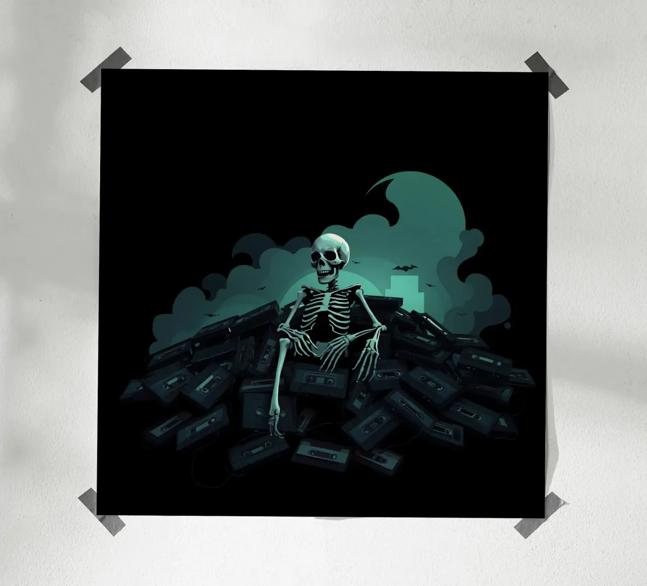 Uno scheletro siede tra vecchie cassette in un'atmosfera spettrale carta hahnemühle da DesignDoodle