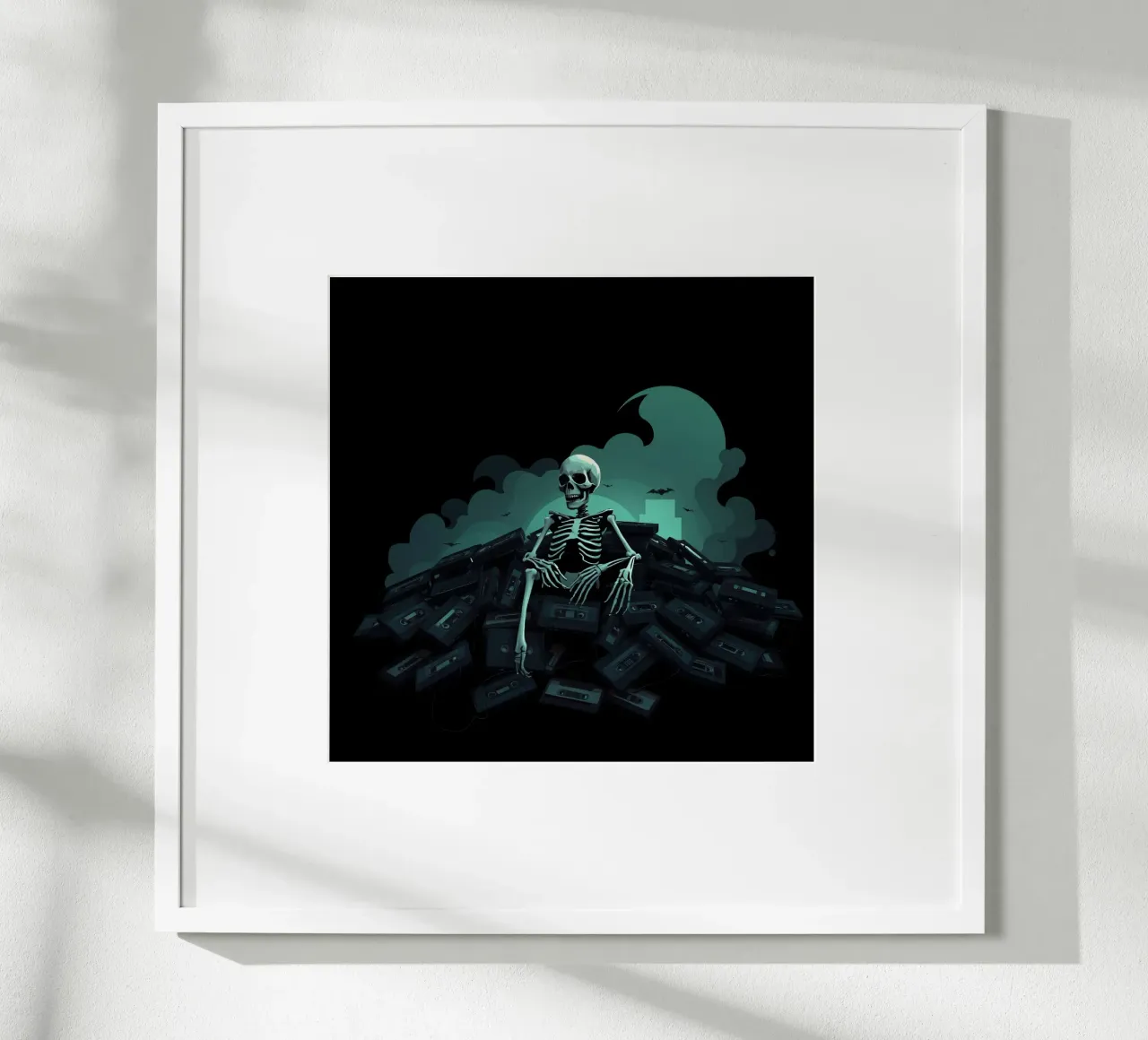 Uno scheletro siede tra vecchie cassette in un'atmosfera spettrale carta hahnemühle da DesignDoodle