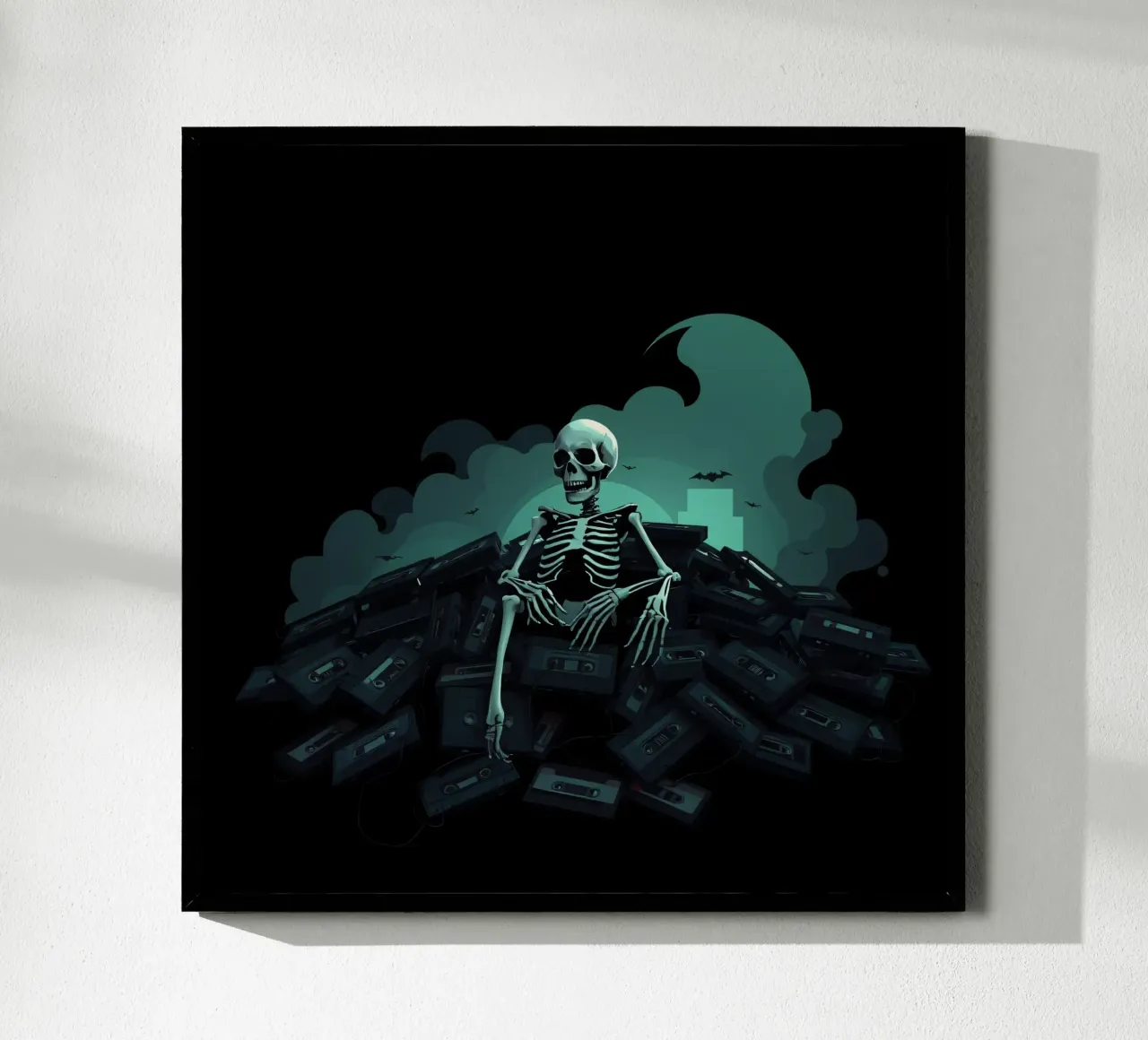 Uno scheletro siede tra vecchie cassette in un'atmosfera spettrale carta hahnemühle da DesignDoodle