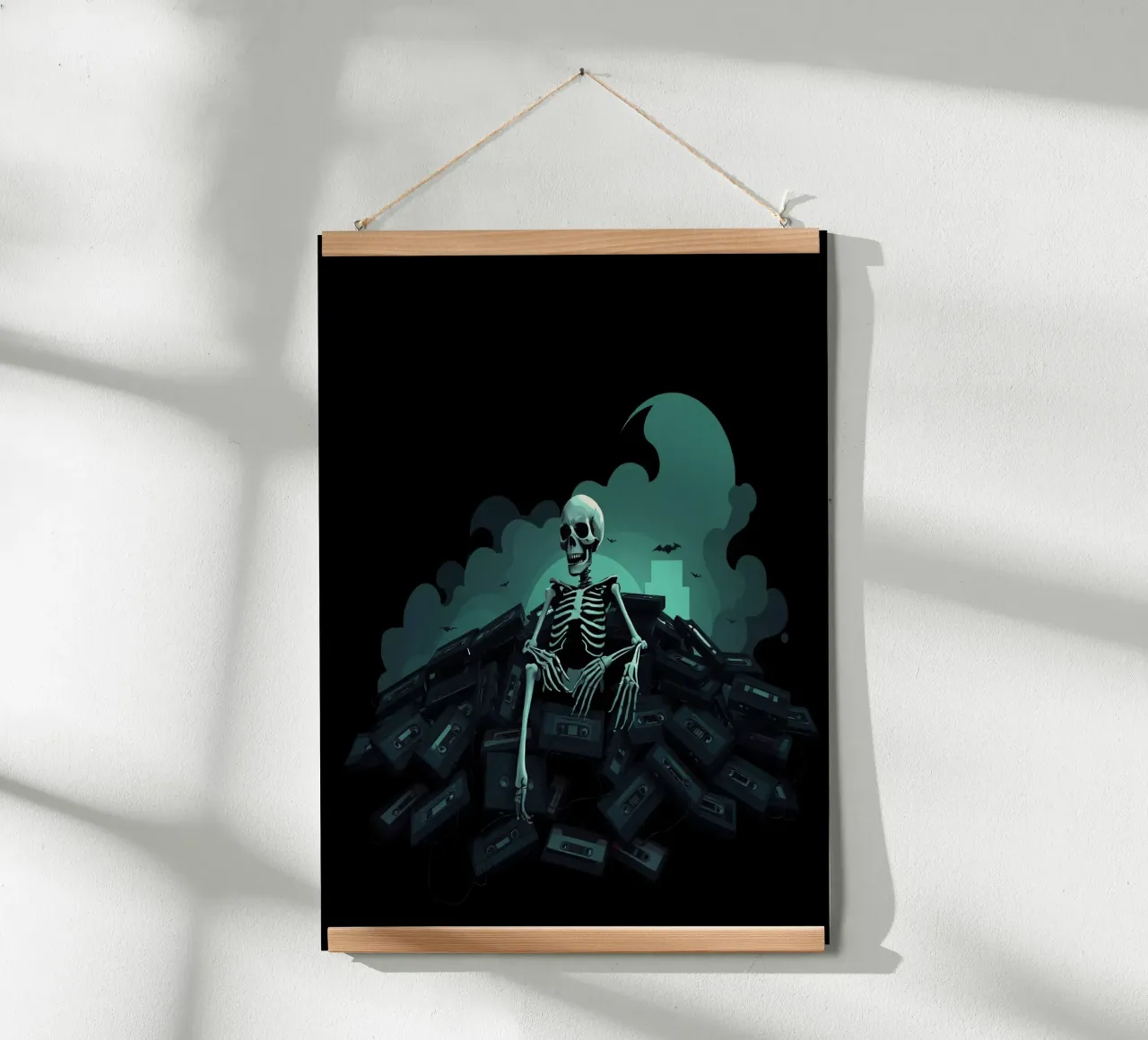 Uno scheletro siede tra vecchie cassette in un'atmosfera spettrale carta hahnemühle da DesignDoodle