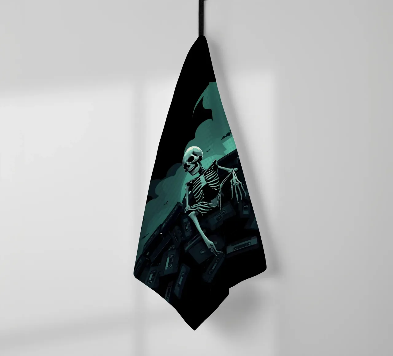 Uno scheletro siede tra vecchie cassette in un'atmosfera spettrale canovaccio da cucina da DesignDoodle