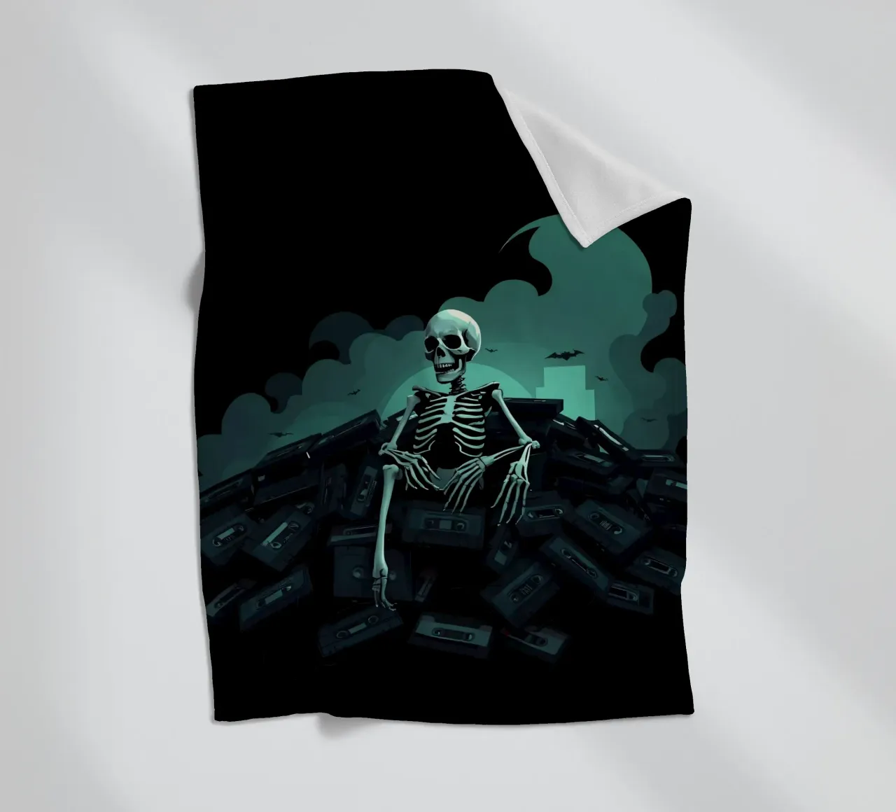 Uno scheletro siede tra vecchie cassette in un'atmosfera spettrale coperta in pile da DesignDoodle