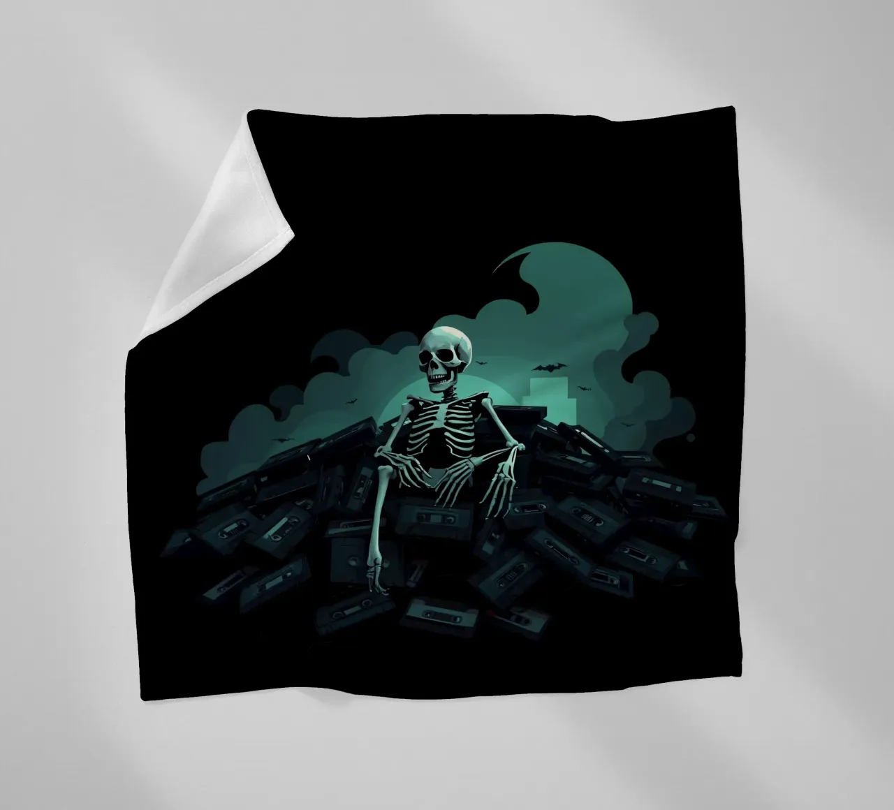 Uno scheletro siede tra vecchie cassette in un'atmosfera spettrale coperta in pile da DesignDoodle