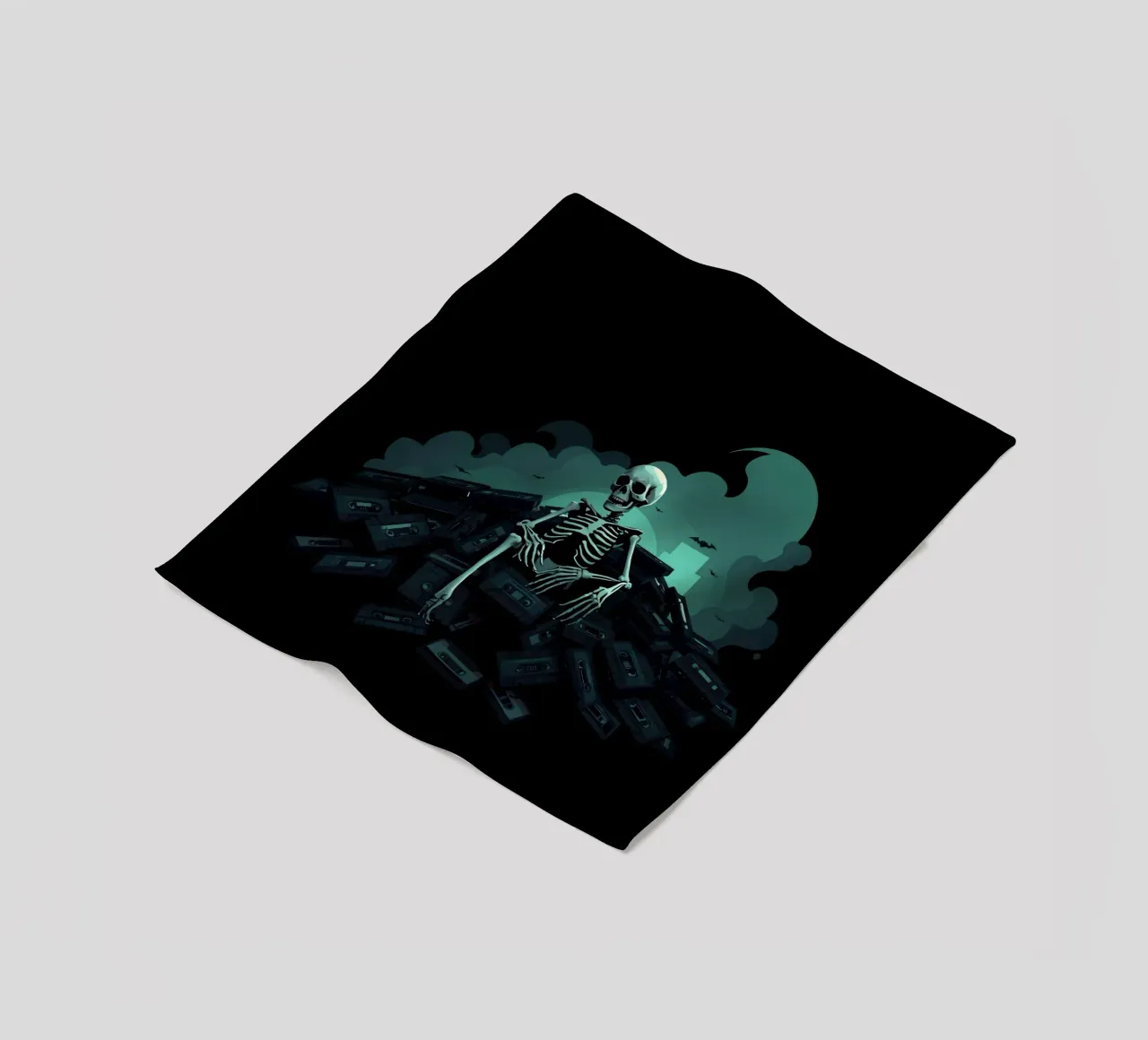 Uno scheletro siede tra vecchie cassette in un'atmosfera spettrale coperta in pile da DesignDoodle