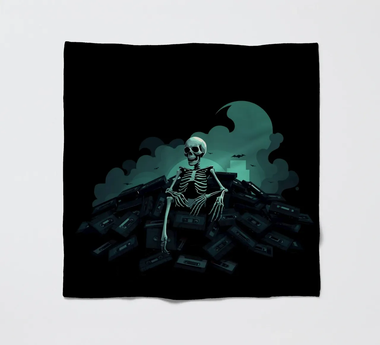 Uno scheletro siede tra vecchie cassette in un'atmosfera spettrale coperta in pile da DesignDoodle