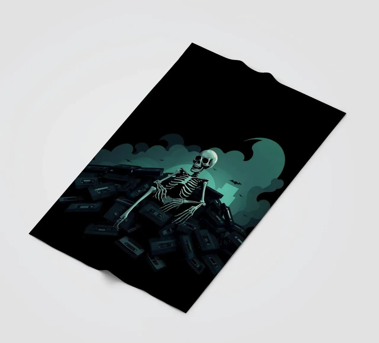 Uno scheletro siede tra vecchie cassette in un'atmosfera spettrale coperta in pile da DesignDoodle