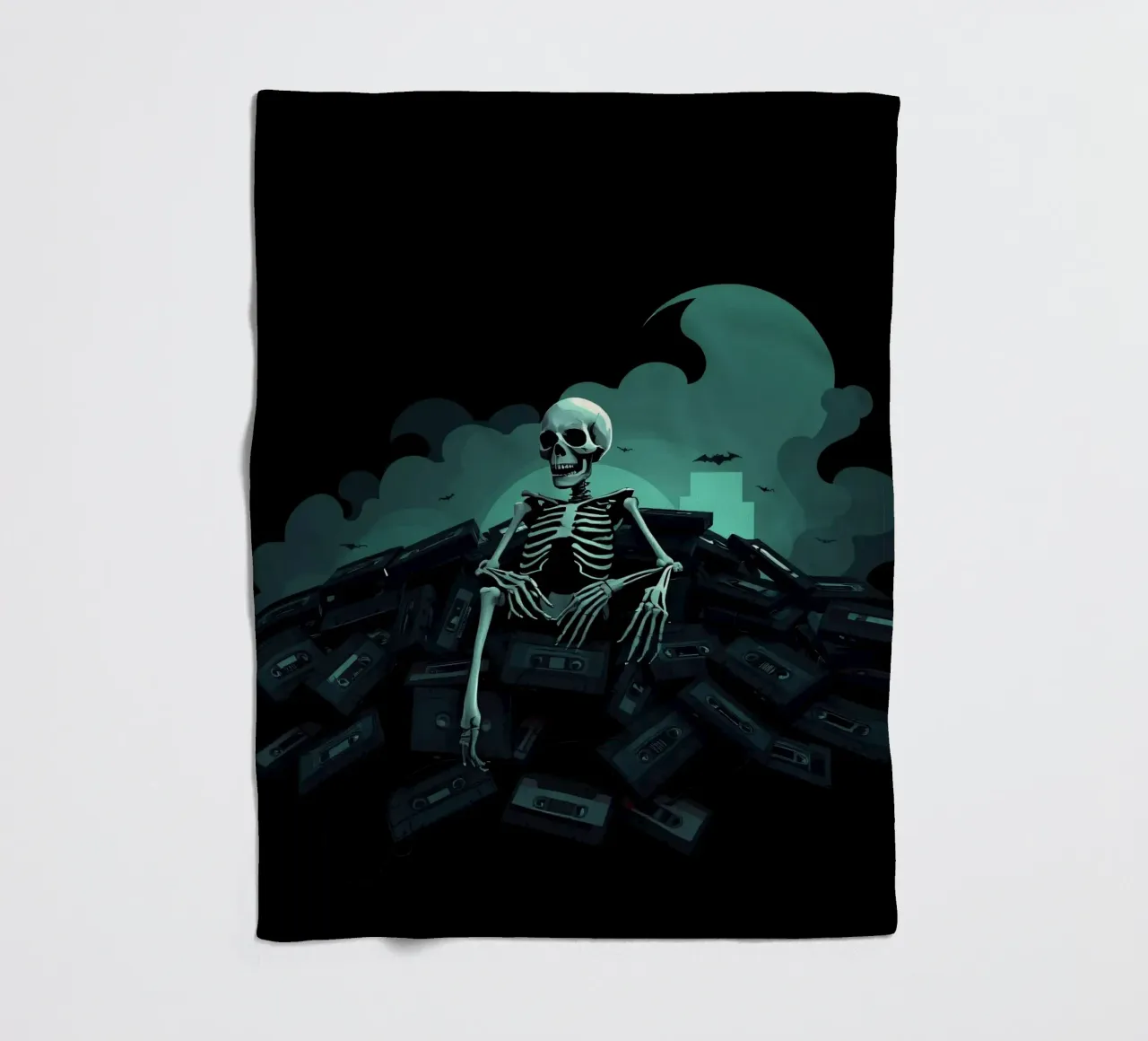 Ein Skelett sitzt in gespenstischer Atmosphäre zwischen alten Kassettenbändern Fleecedecke von DesignDoodle