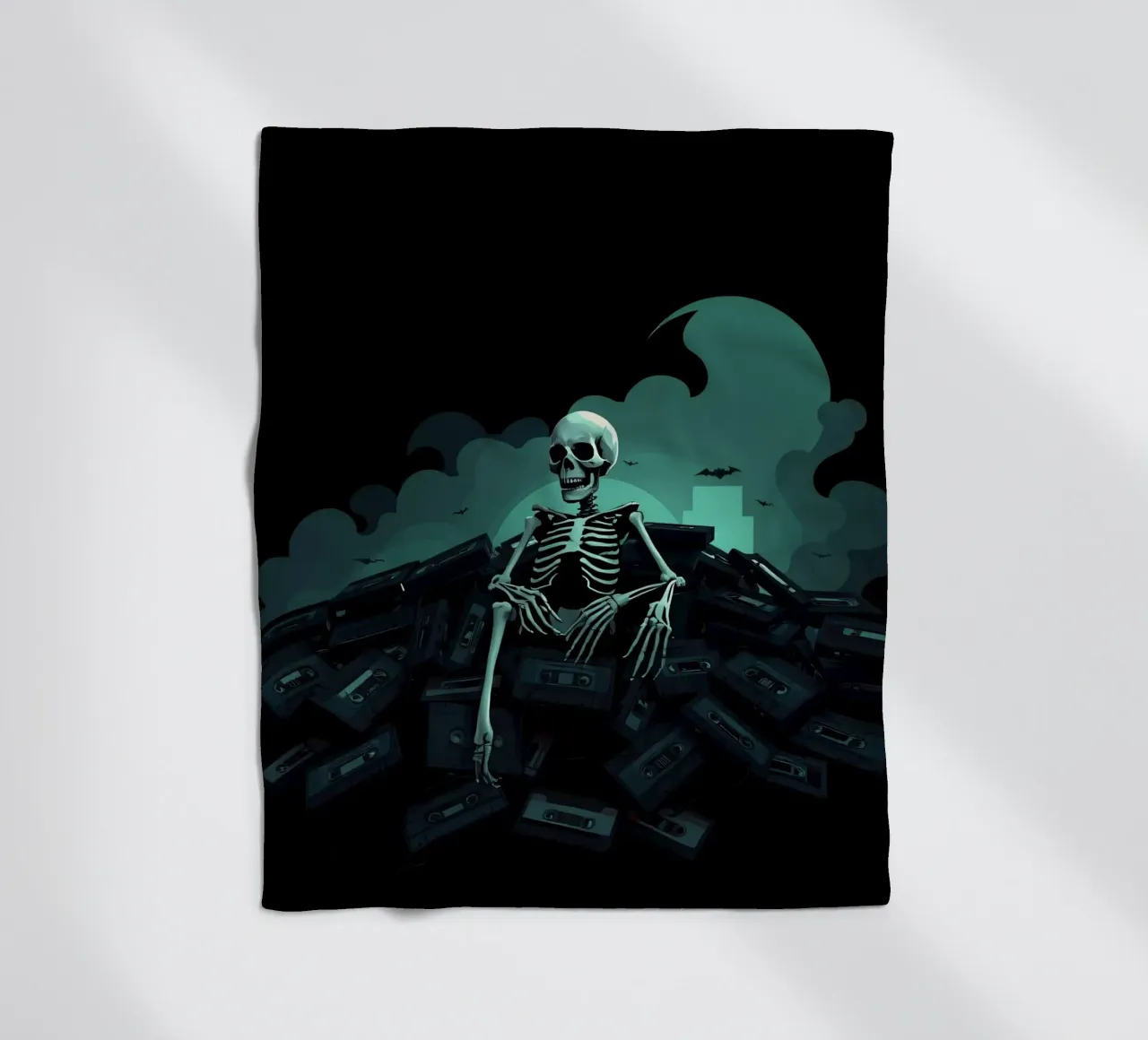 Uno scheletro siede tra vecchie cassette in un'atmosfera spettrale coperta in pile da DesignDoodle