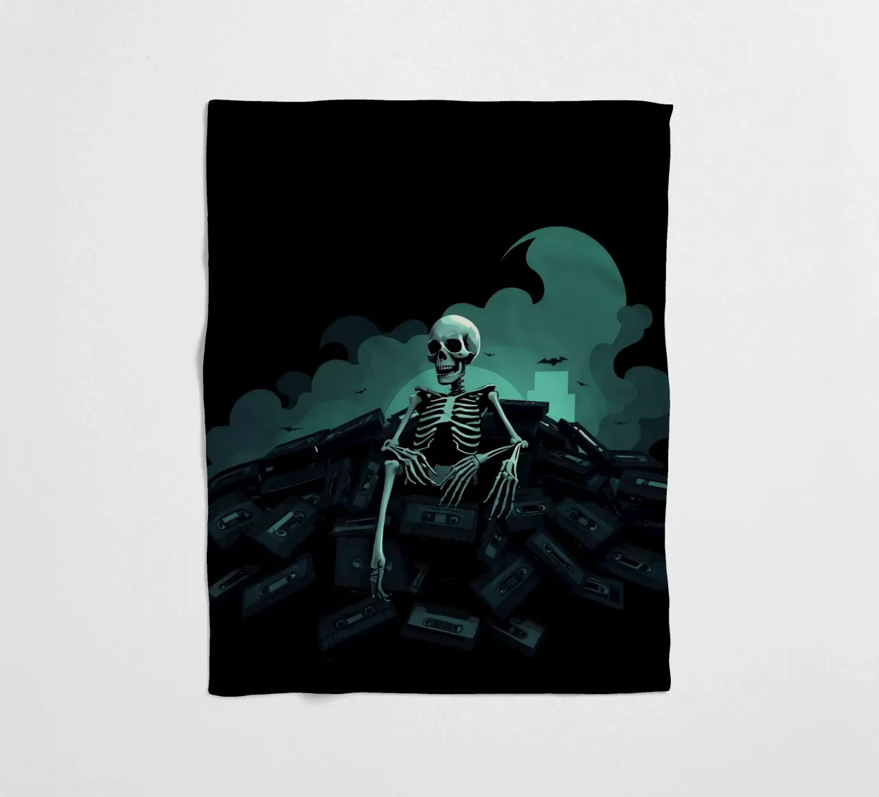 Uno scheletro siede tra vecchie cassette in un'atmosfera spettrale coperta in pile da DesignDoodle